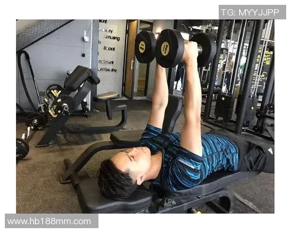 提升胸部肌肉线条的上斜哑铃飞鸟训练全攻略与技巧分享